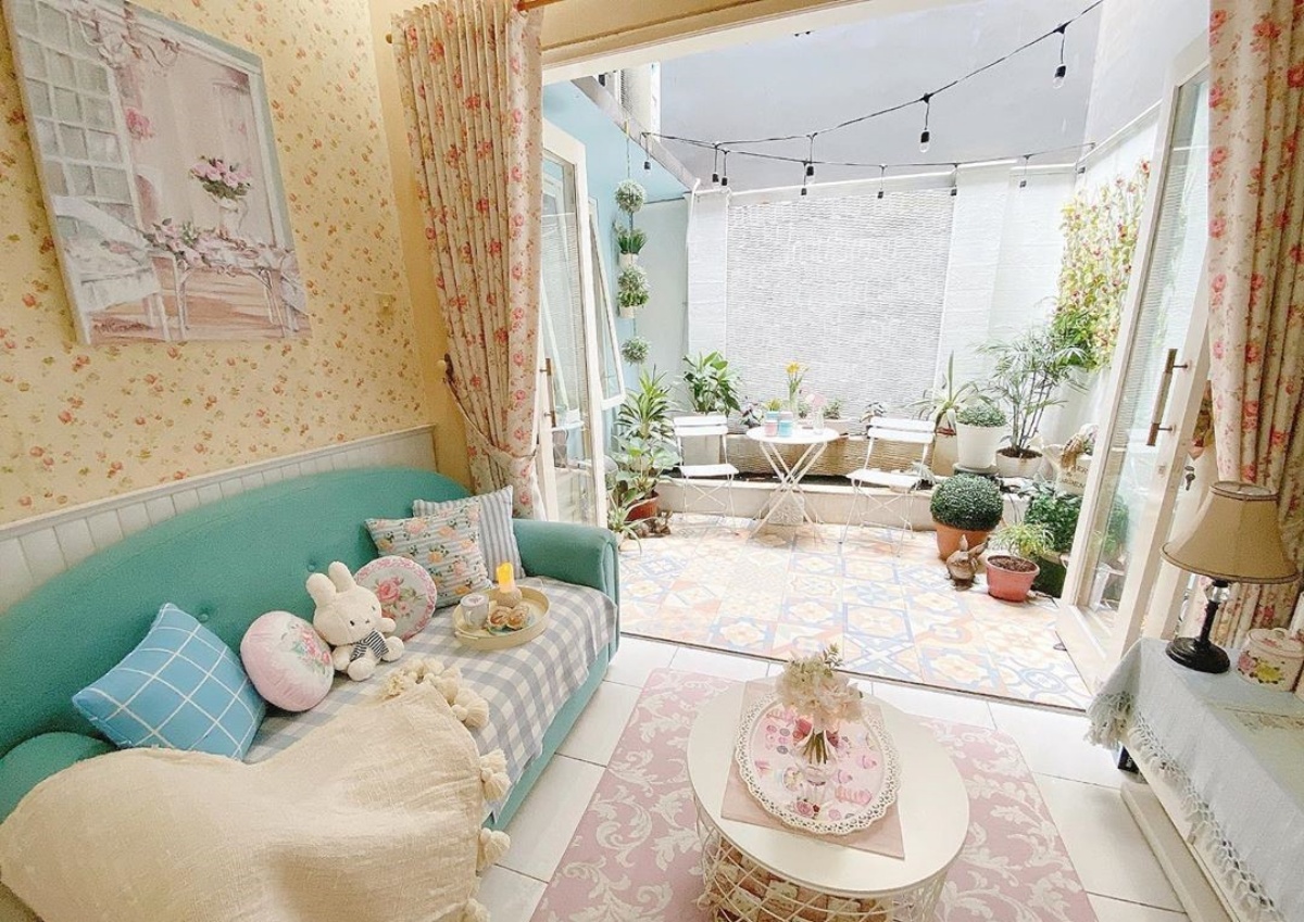 Rumah instagramable dengan Ruang tamu shabby chic