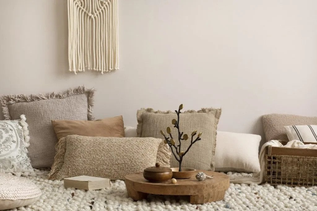 7 Dekorasi Ruang Tamu Tanpa Sofa, Nyaman & Menawan