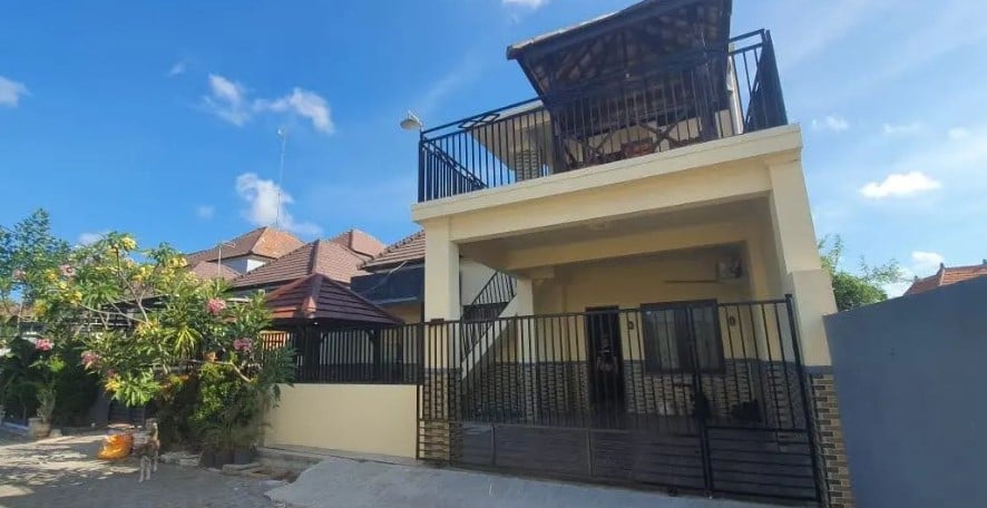 Desain Rumah 2 Lantai dengan Balkon Luas