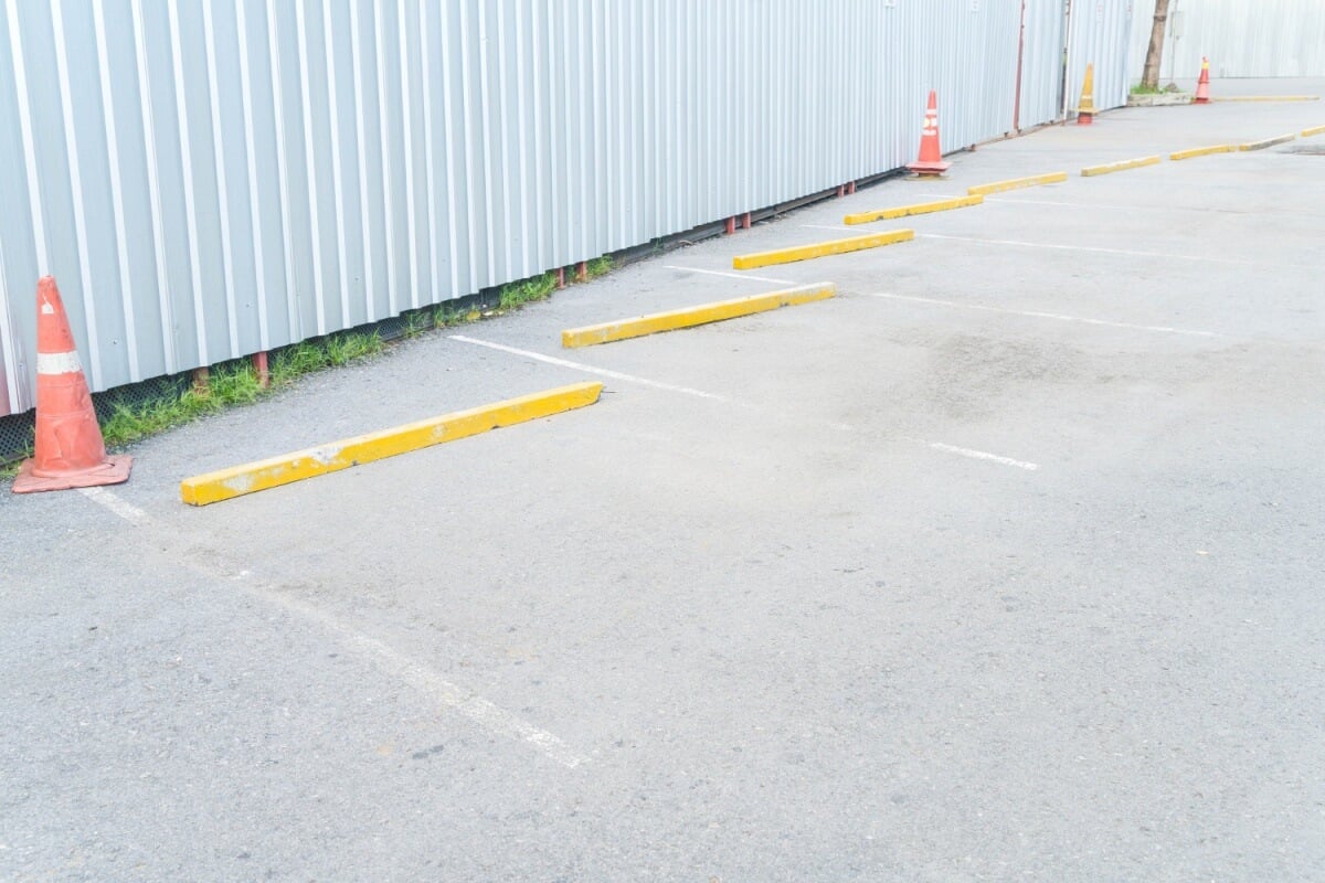 lahan parkir di rumah kontrakan