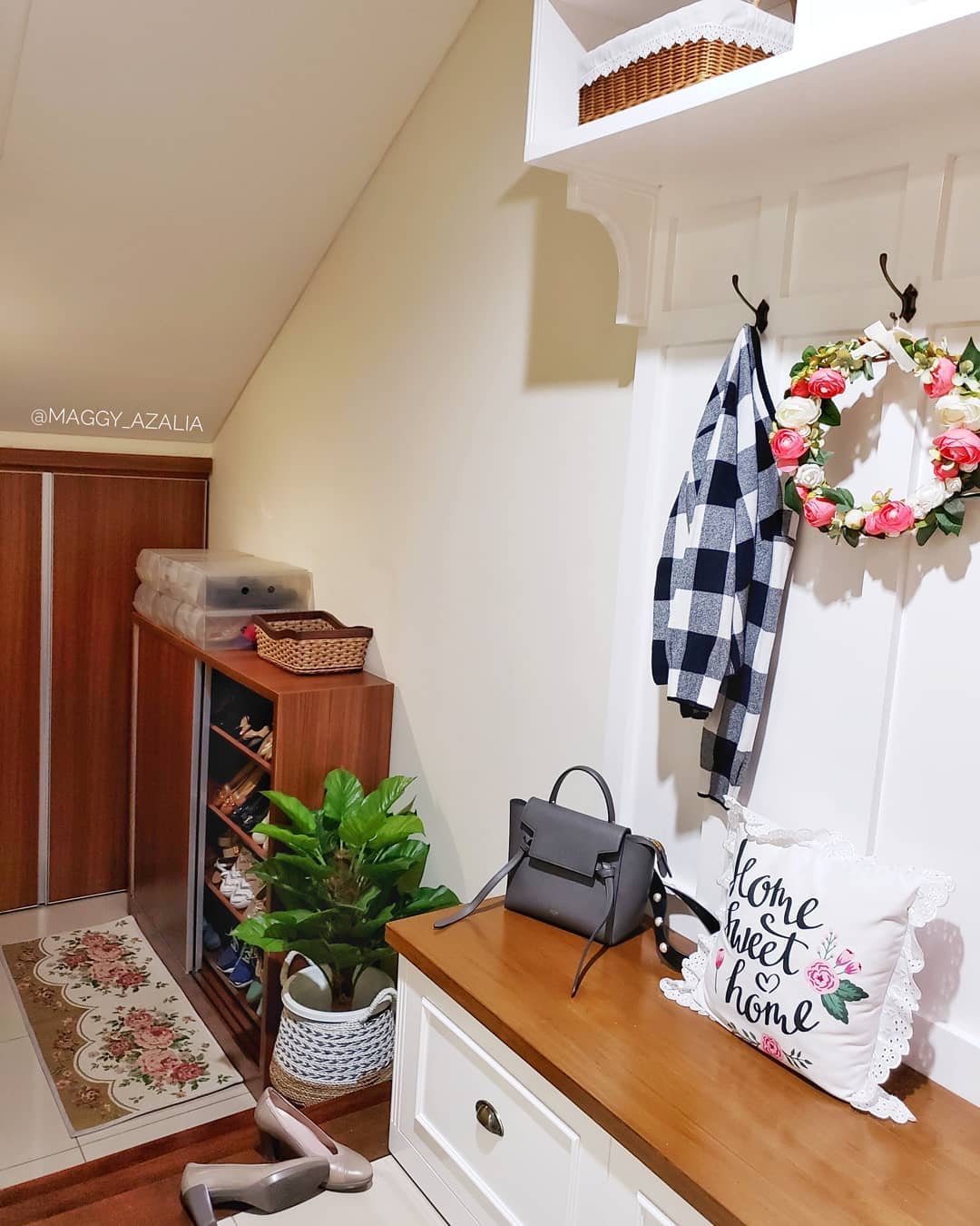 Ruang Bawah Tangga Rumah Minimalis untuk Rak Sepatu dan Lemari