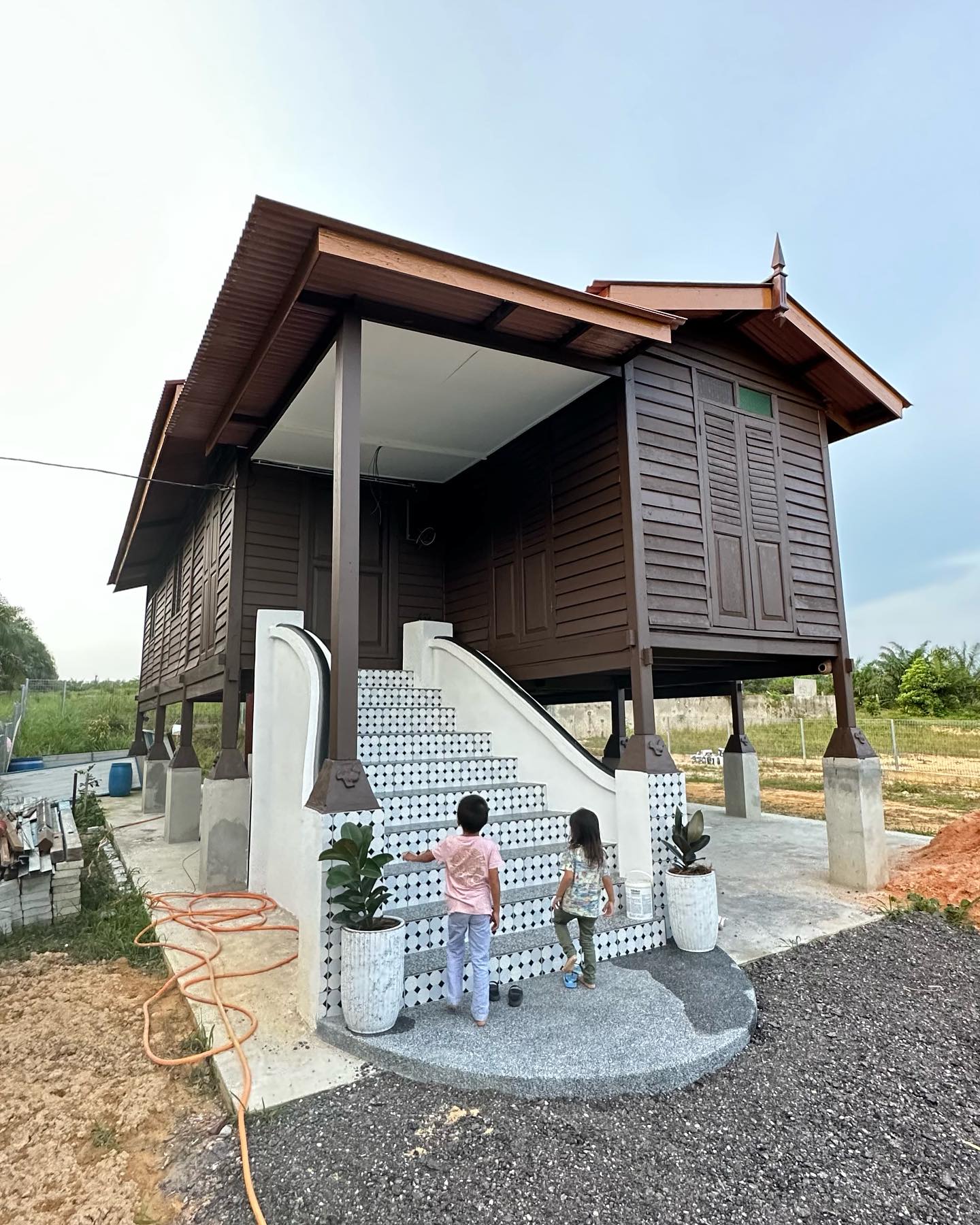 Desain Rumah Kampung dengan Konsep Rumah Kayu Melayu Tradisional