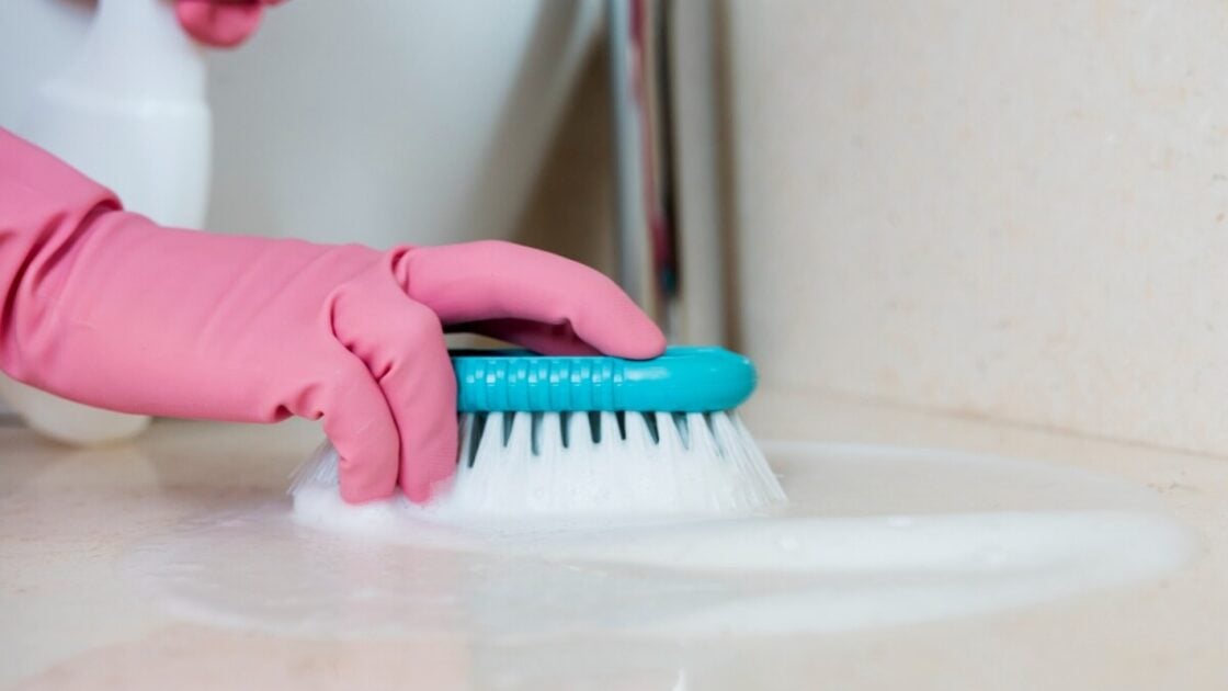 10 Cara Membersihkan Keramik Kamar Mandi yang Berkerak, Dijamin Ampuh!