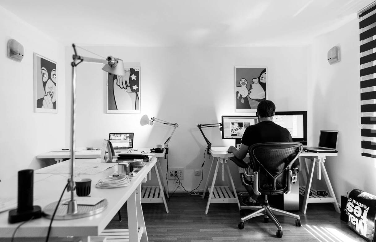 Desain Kantor di Rumah Bertema Monokrom