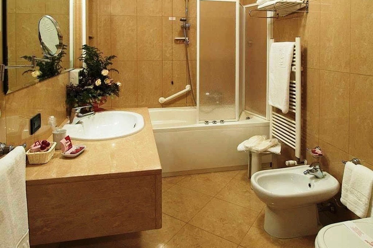 kamar mandi mewah gaya klasik