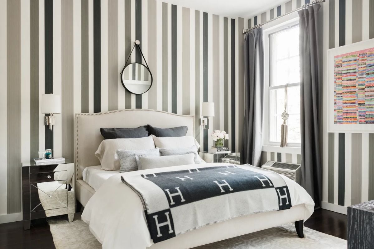 Dinding motif garis-garis