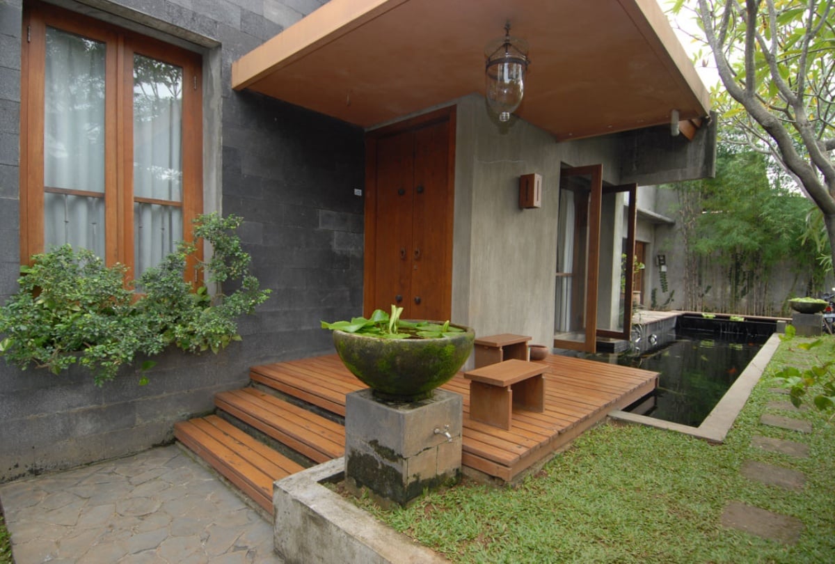 rumah dengan tangga kayu di bagian depannya