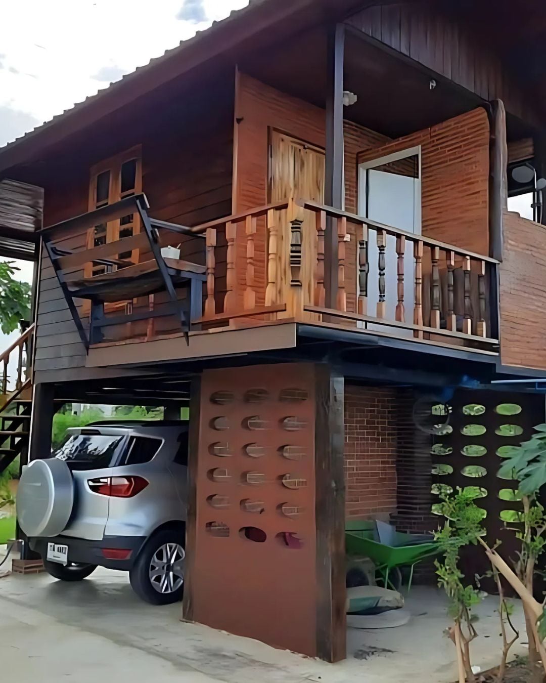 Rumah Kayu Sederhana 2 Lantai