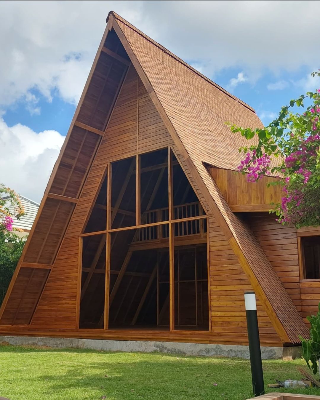 Rumah Kayu Sederhana Cantik Atap Segitiga