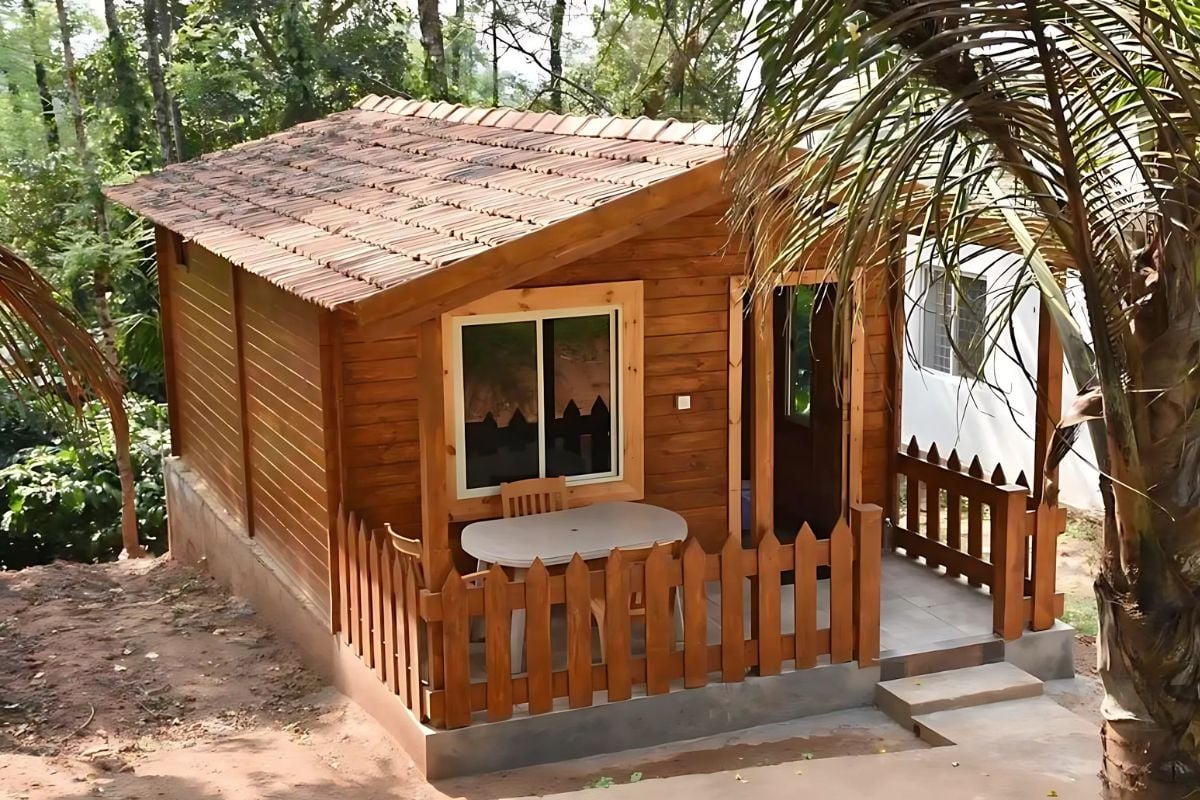Rumah Kayu Cantik dengan Area Bersantai di Bagian Depan