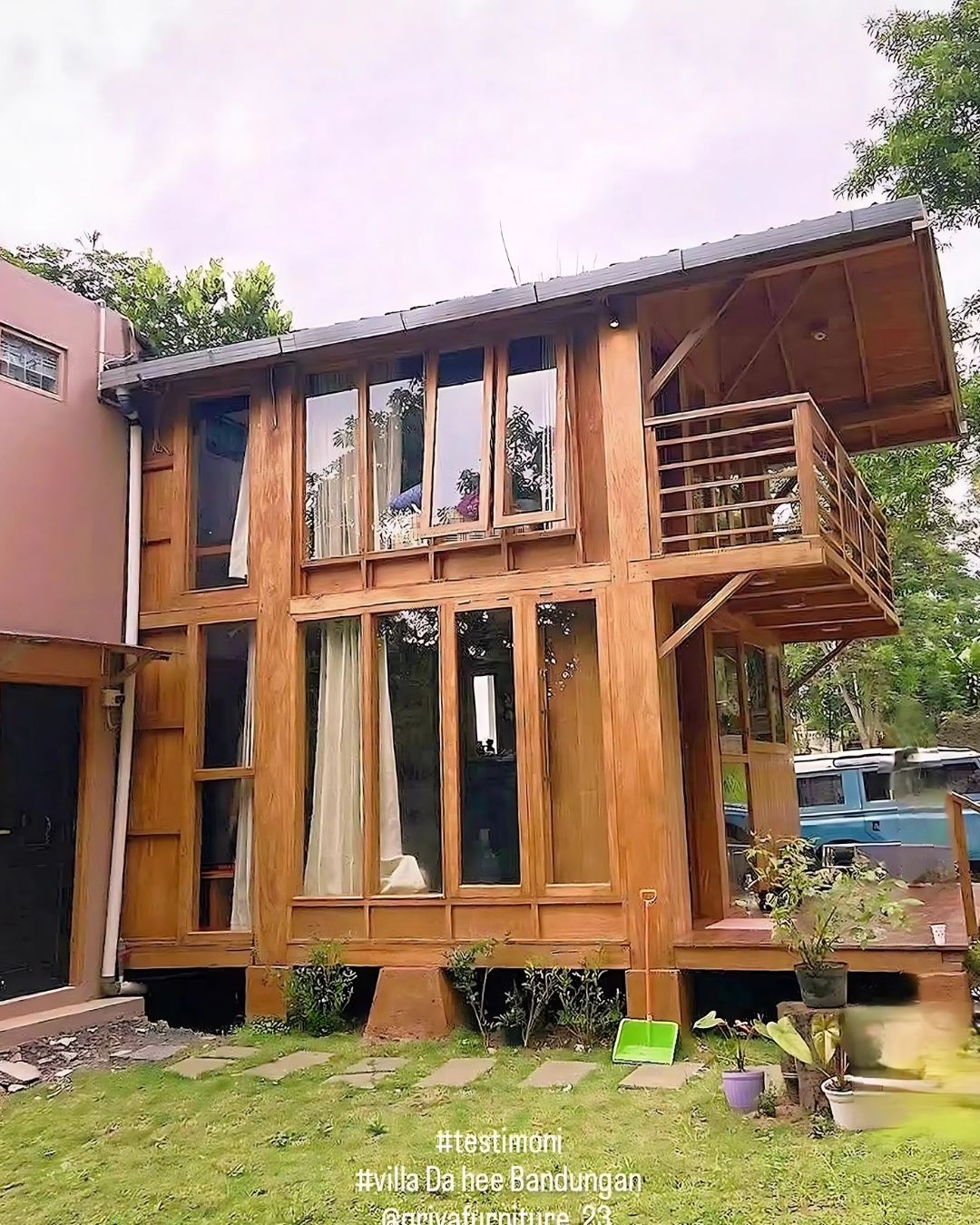 Rumah Kayu Cantik dengan Banyak Jendela Kaca