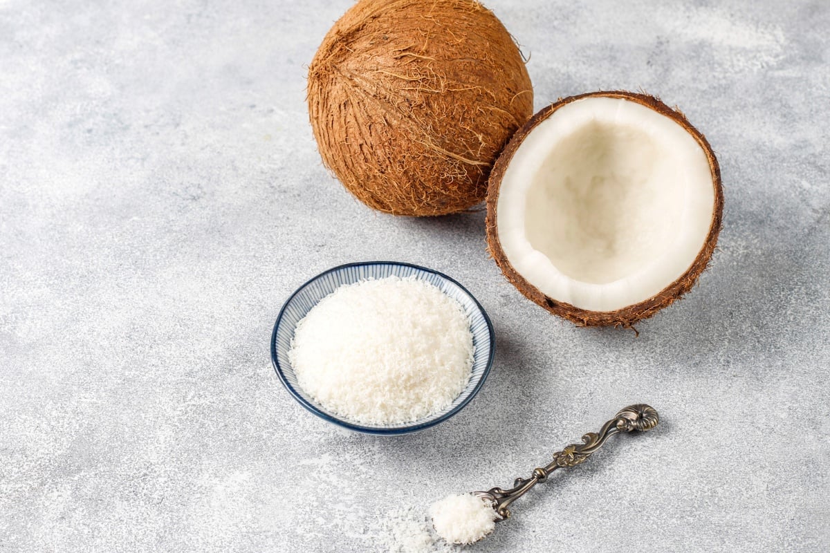 cara menghilangkan semen di keramik dengan kelapa parut