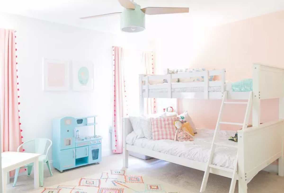 Tempat tidur tingkat warna pastel