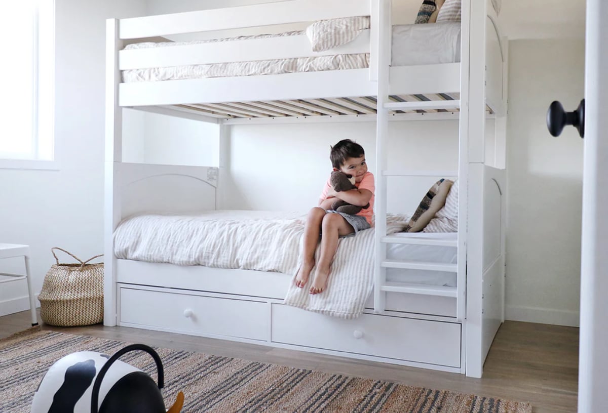 Tempat tidur tingkat serba putih