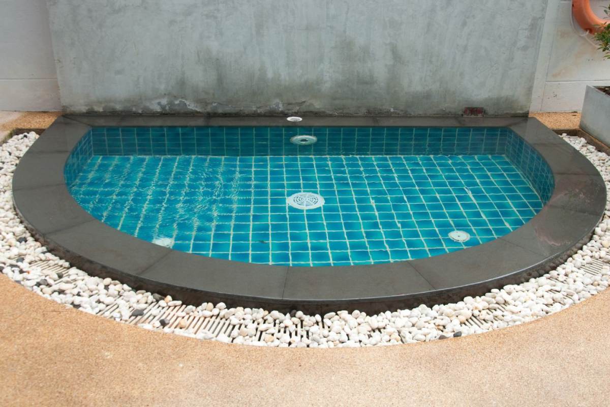 kolam renang setengah lingkaran