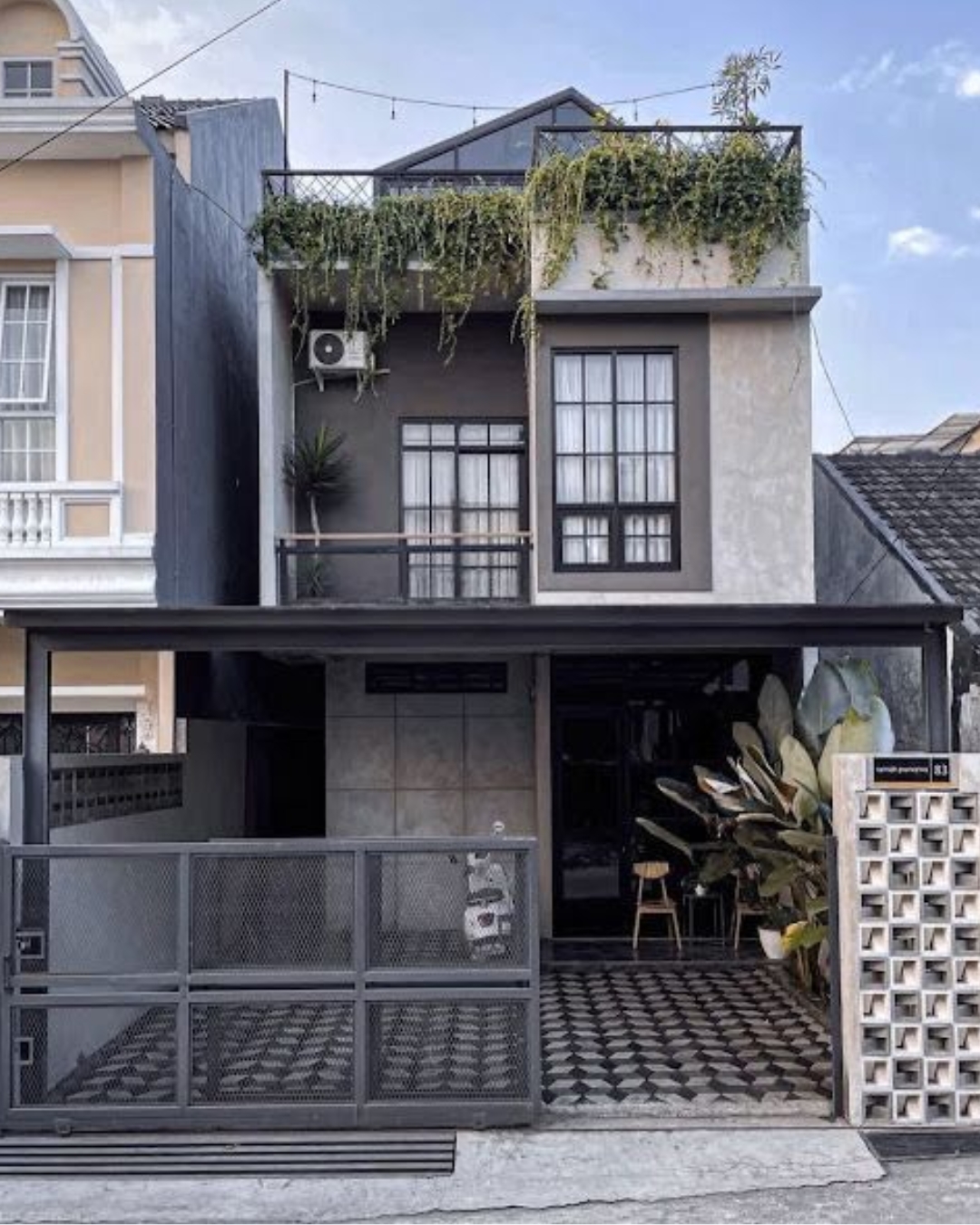 Rumah 3 Lantai Keren, Industrial Tropis