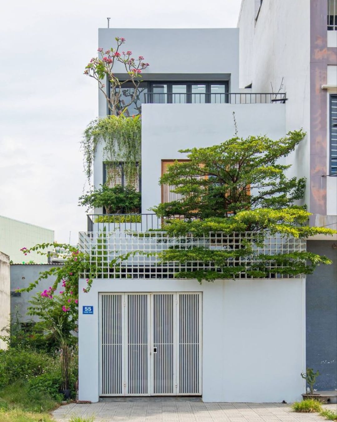 Rumah Tingkat Modern Tropical 3 Lantai