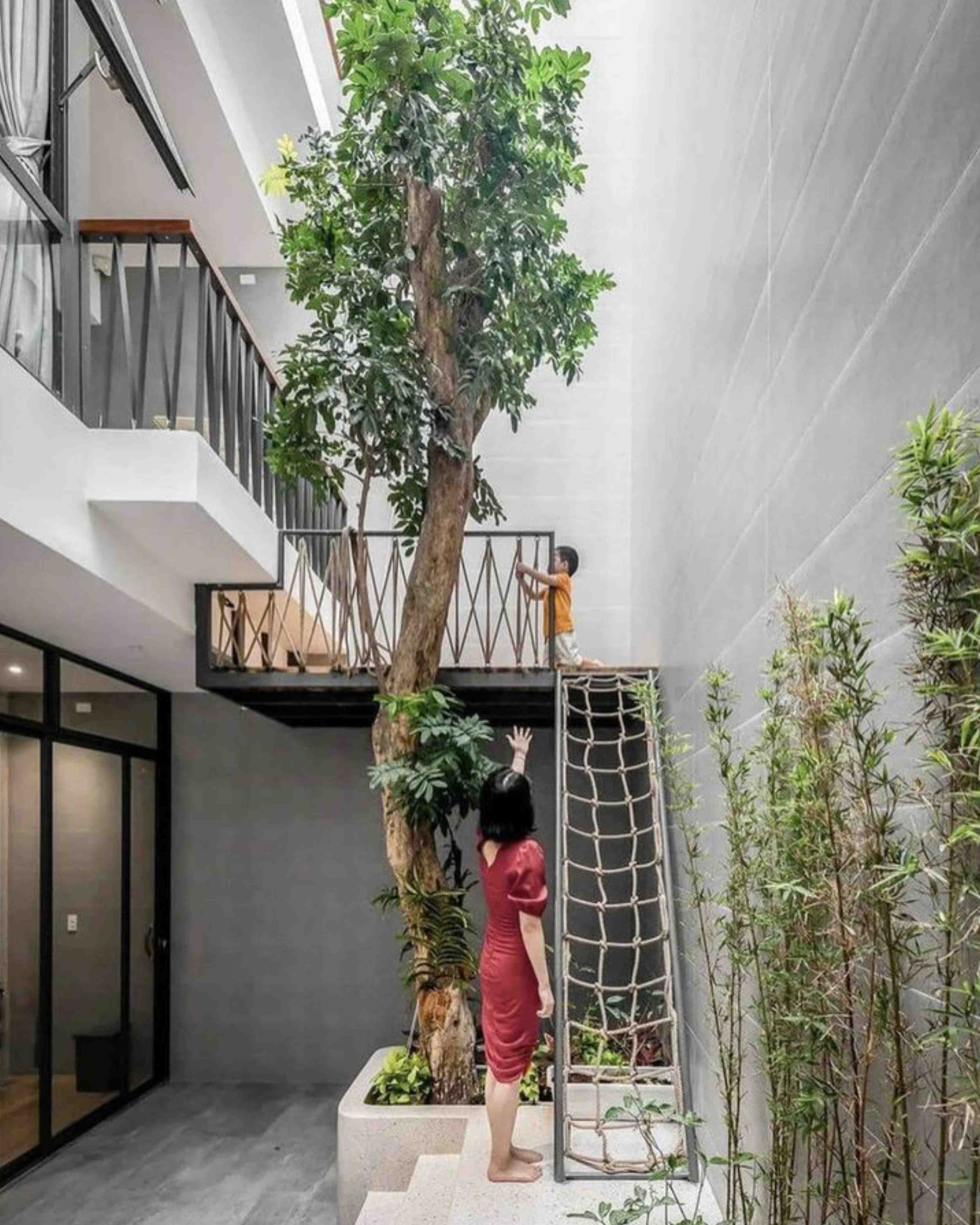 Taman Halaman Belakang Rumah dengan Playground