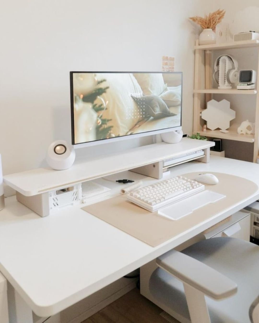 Ruangan Kerja Minimalis Serba Putih