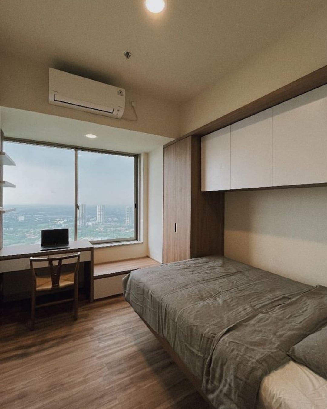 Desain Ruang Kerja dengan View Pemandangan Kota