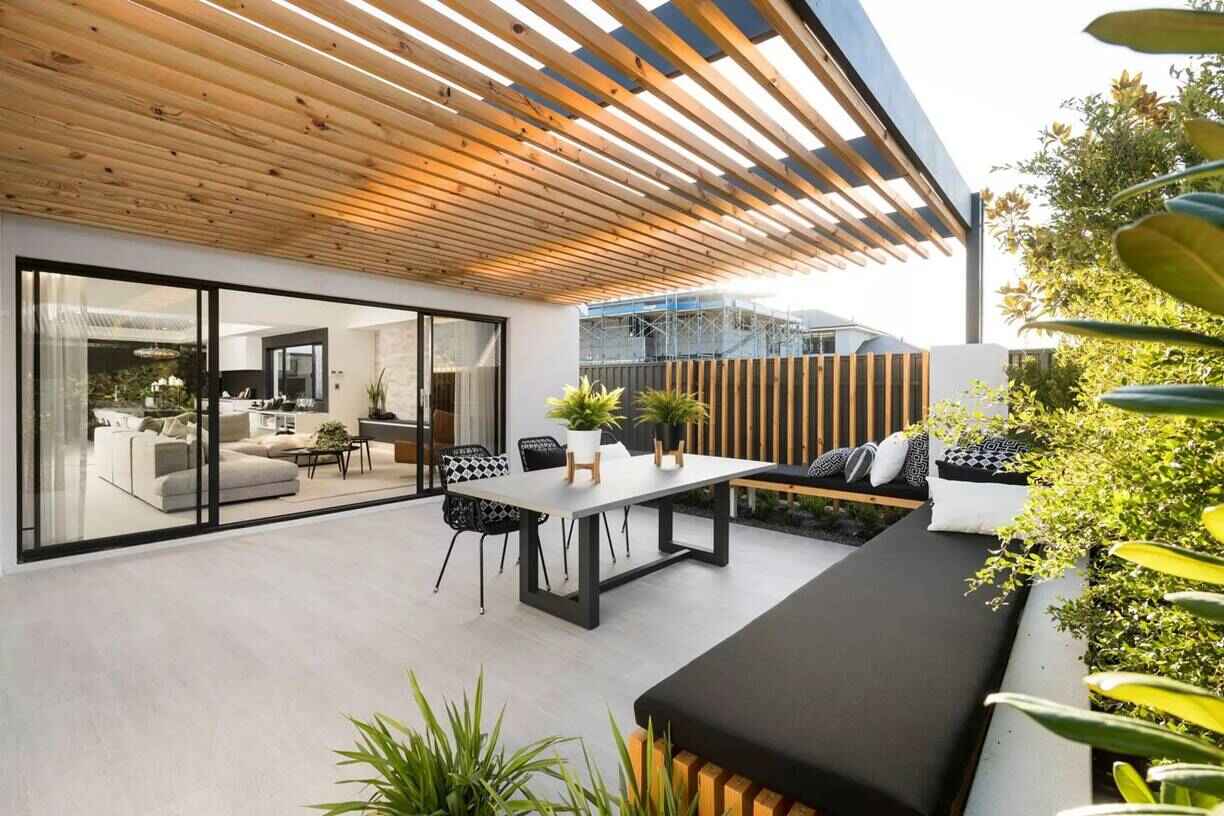 Model Teras Rumah Tertutup dengan Aneka Tanaman