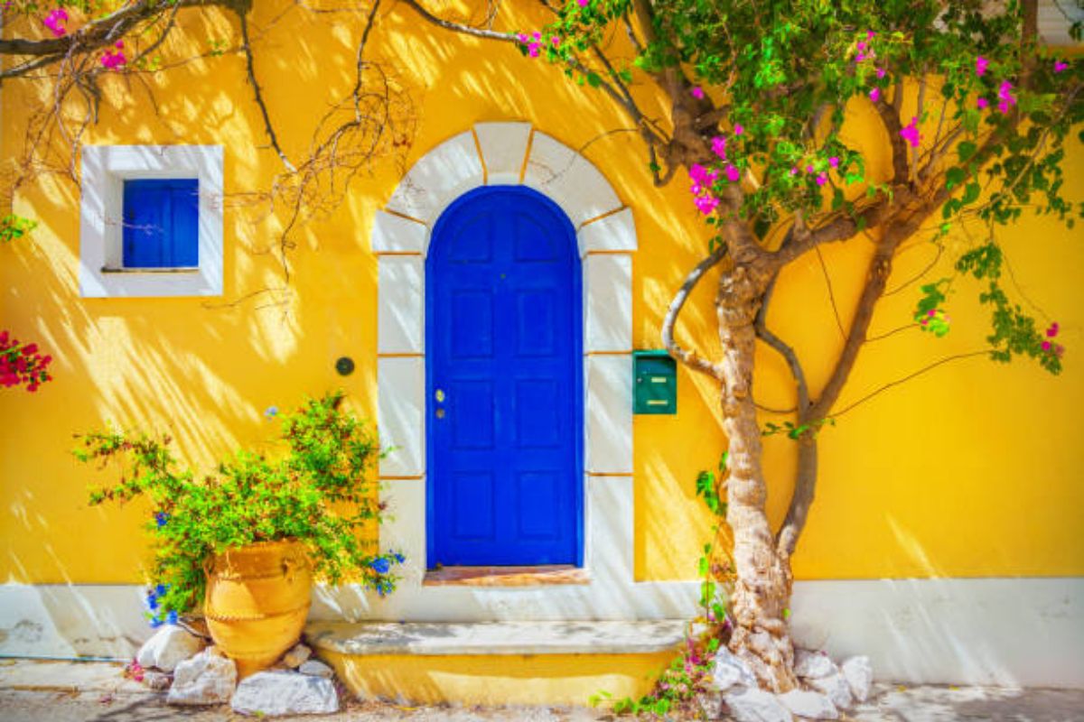 Cat Exterior Rumah Warna Kuning Cerah