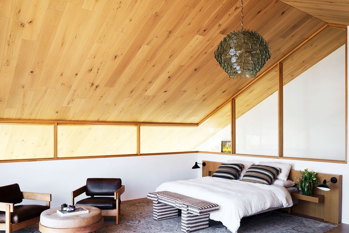 Kamar Minimalis dengan Plafon Kayu