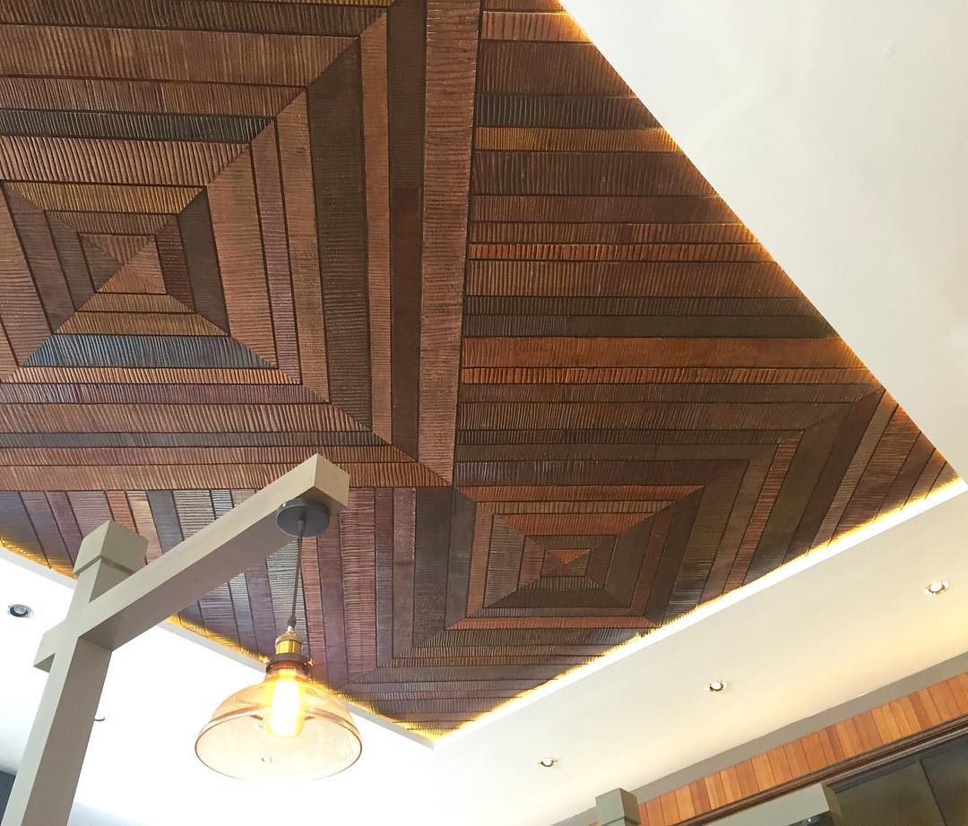 Model Plafon Kayu Ruang Tamu dengan Motif Diagonal
