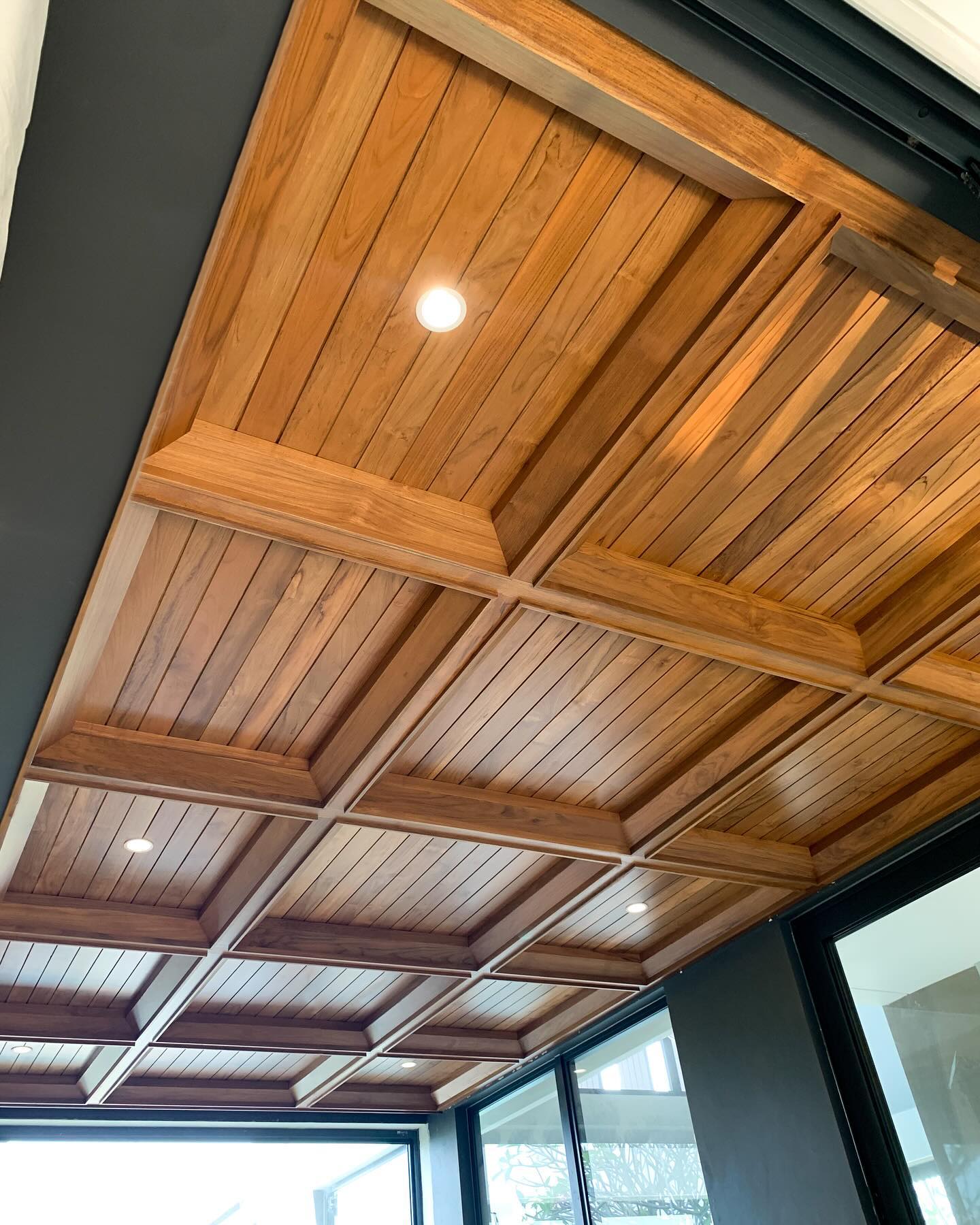 Desain Plafon Kayu Klasik dari Material Jati dengan Motif Persegi