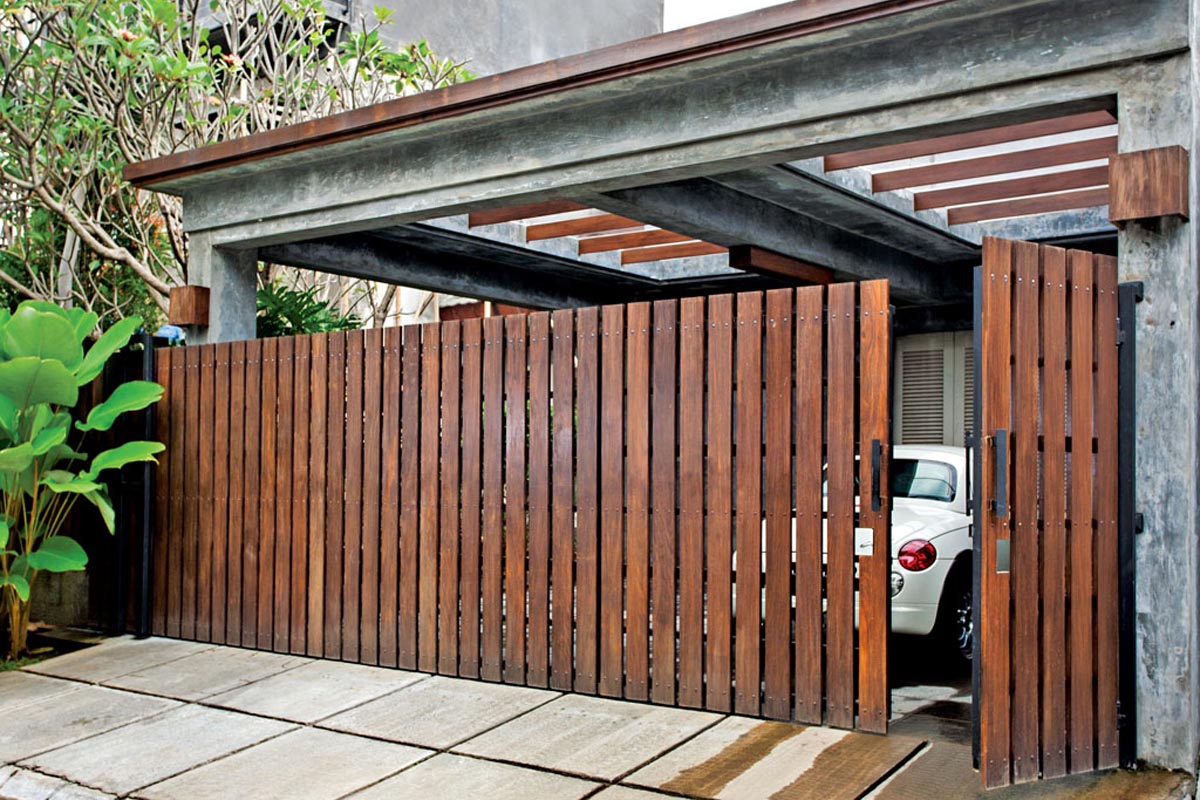 pintu gerbang rumah kayu