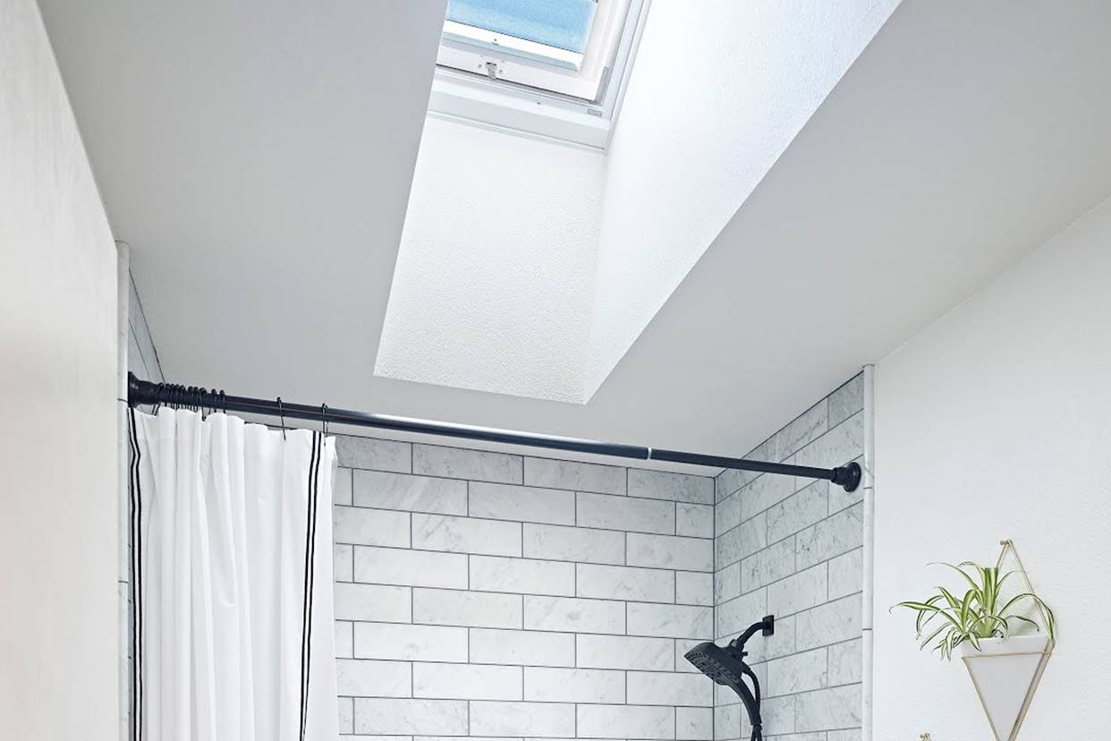 Desain Ventilasi Kamar Mandi Modern dengan Skylight