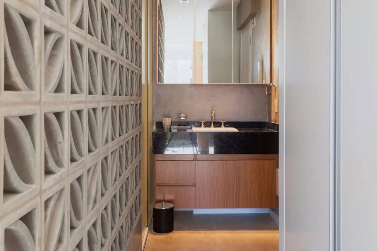 Desain Ventilasi Kamar Mandi Sederhana dengan Roster