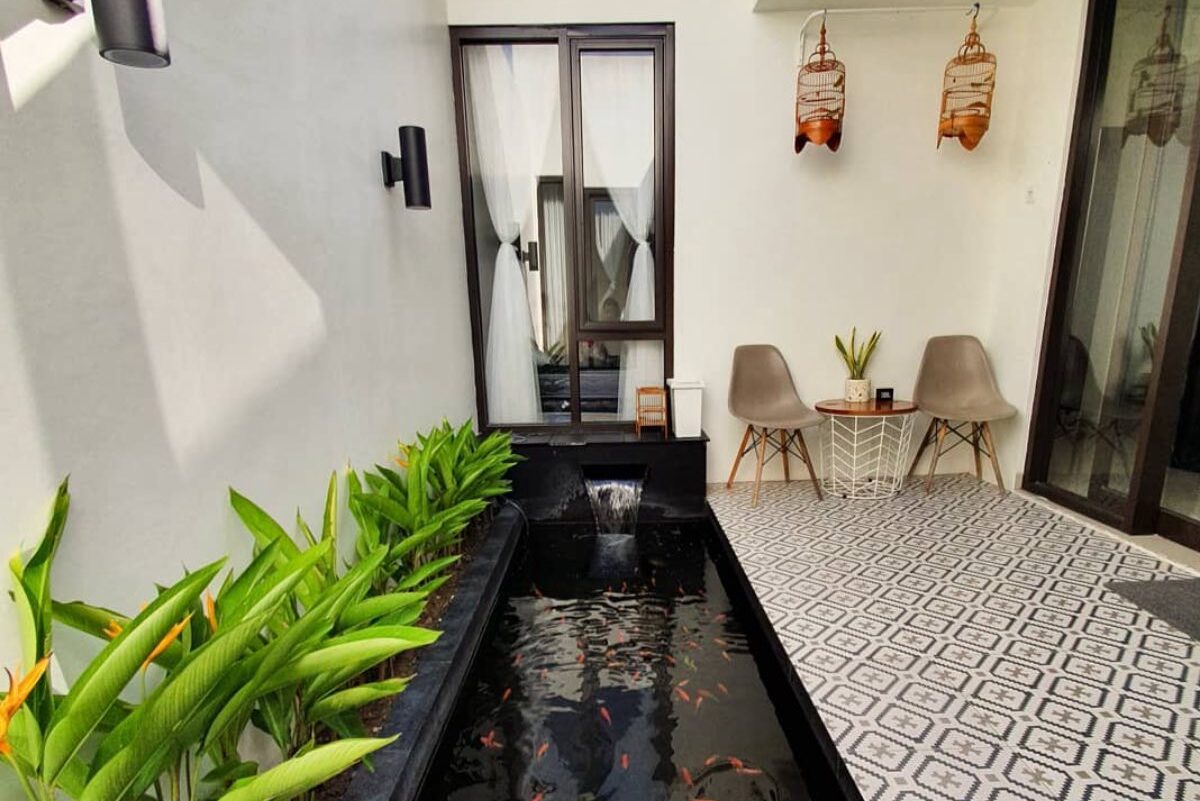 kolam ikan minimalis memanjang samping rumah