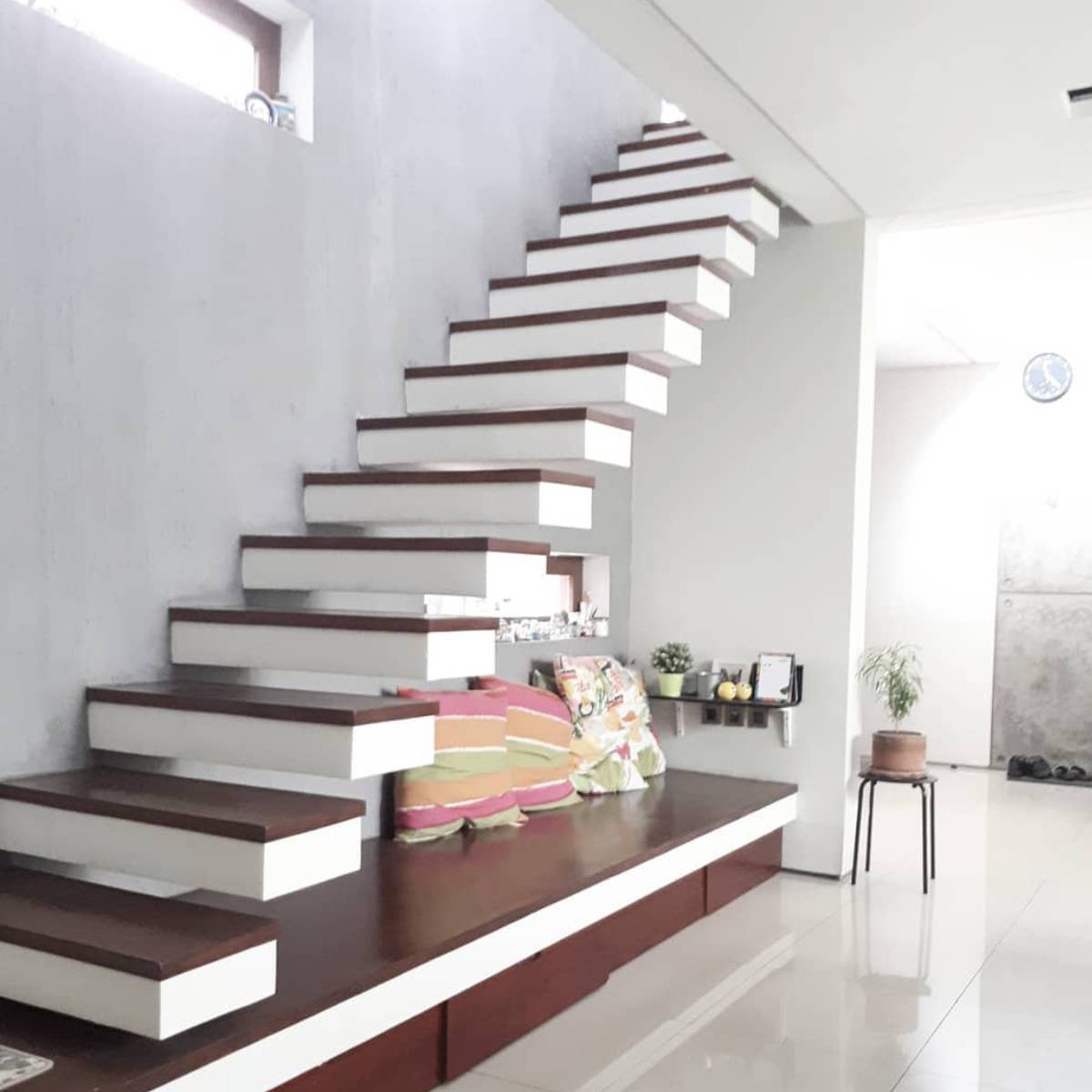 tangga melayang di rumah