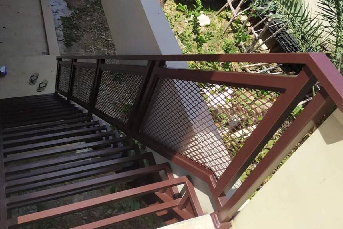 tangga di luar rumah