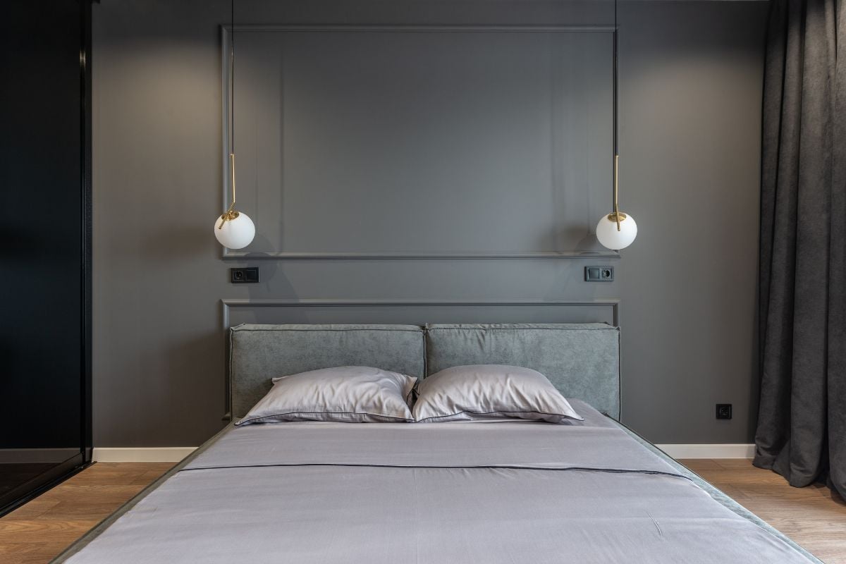 Desain Kamar Tidur yang Memadukan Warna Hitam, Abu, dan Motif Kayu