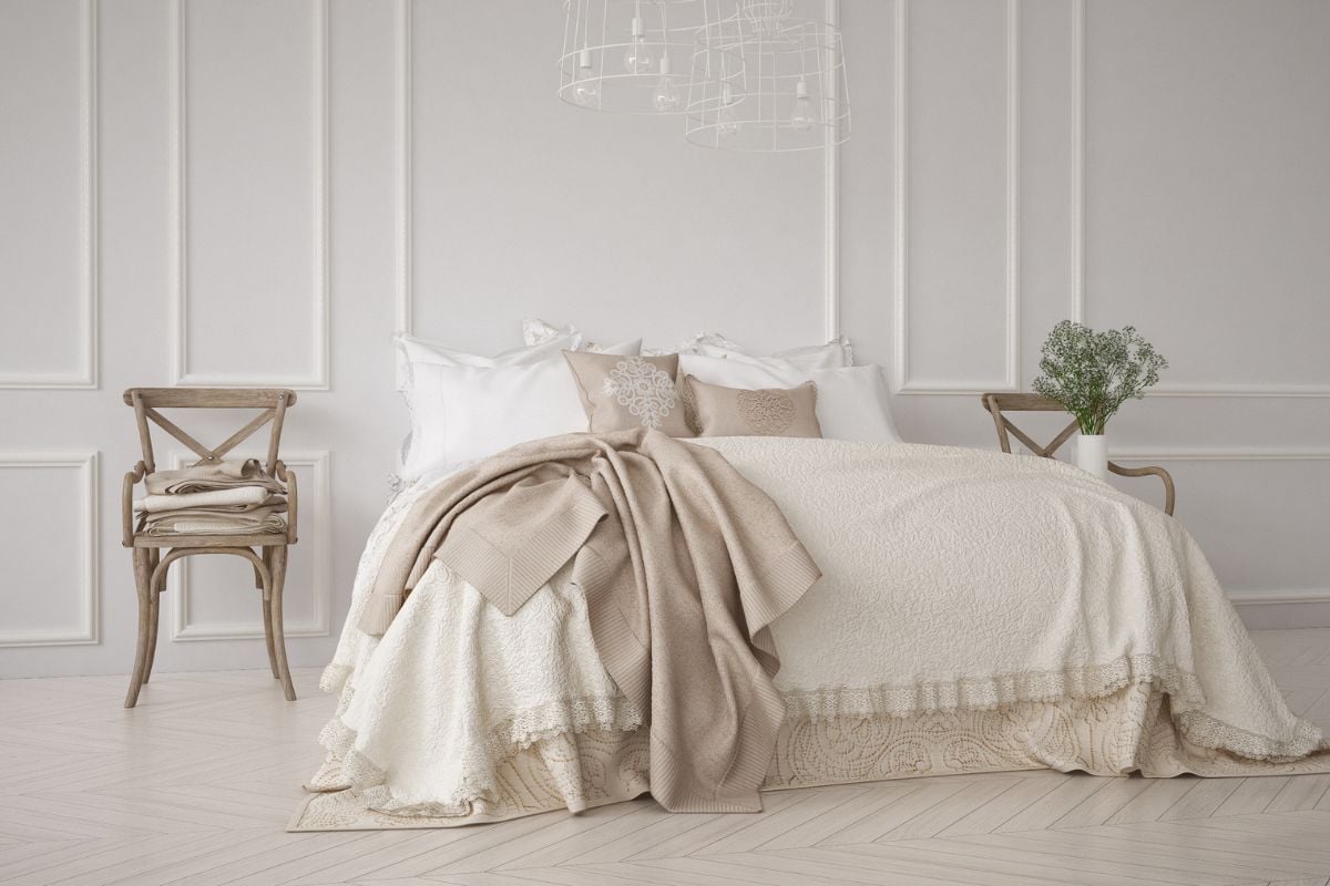 Desain Kamar Tidur Minimalis dengan Wall Moulding