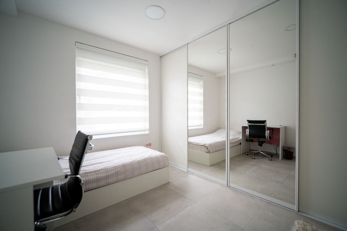 Desain Kamar Tidur Minimalis dengan Cermin Lebar