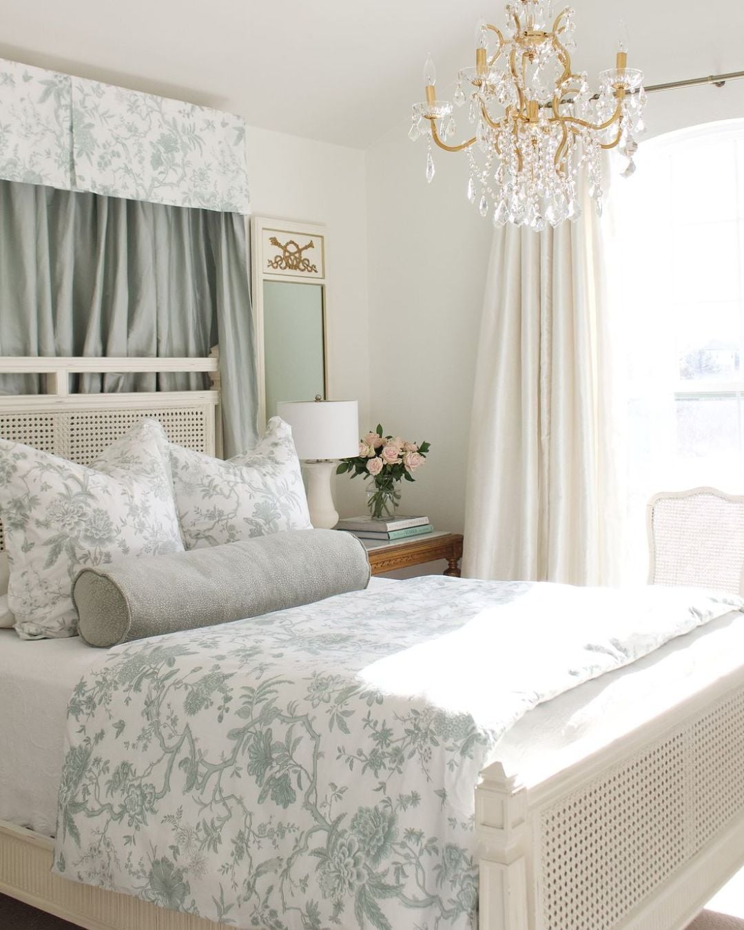 Dekorasi Kamar Tidur Elegan dengan Sentuhan French Country
