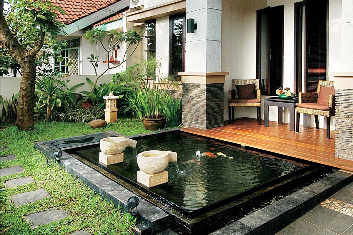 taman depan rumah dengan kolam ikan