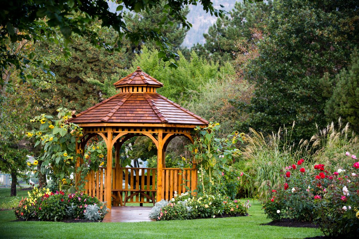 Inspirasi Taman Belakang Rumah dengan Gazebo