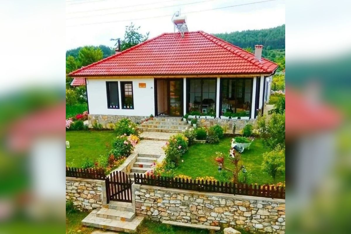 Rumah dengan Atap Segitiga dan Tembok dari Batu