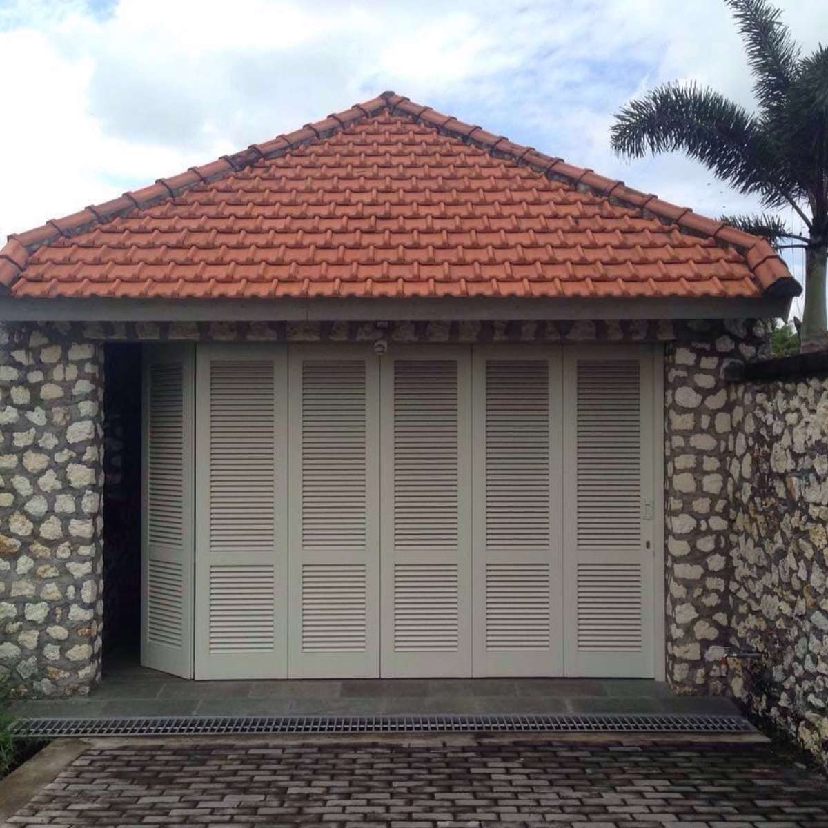 8 Inspirasi Model Pintu Garasi Rumah yang Estetis Terbaru