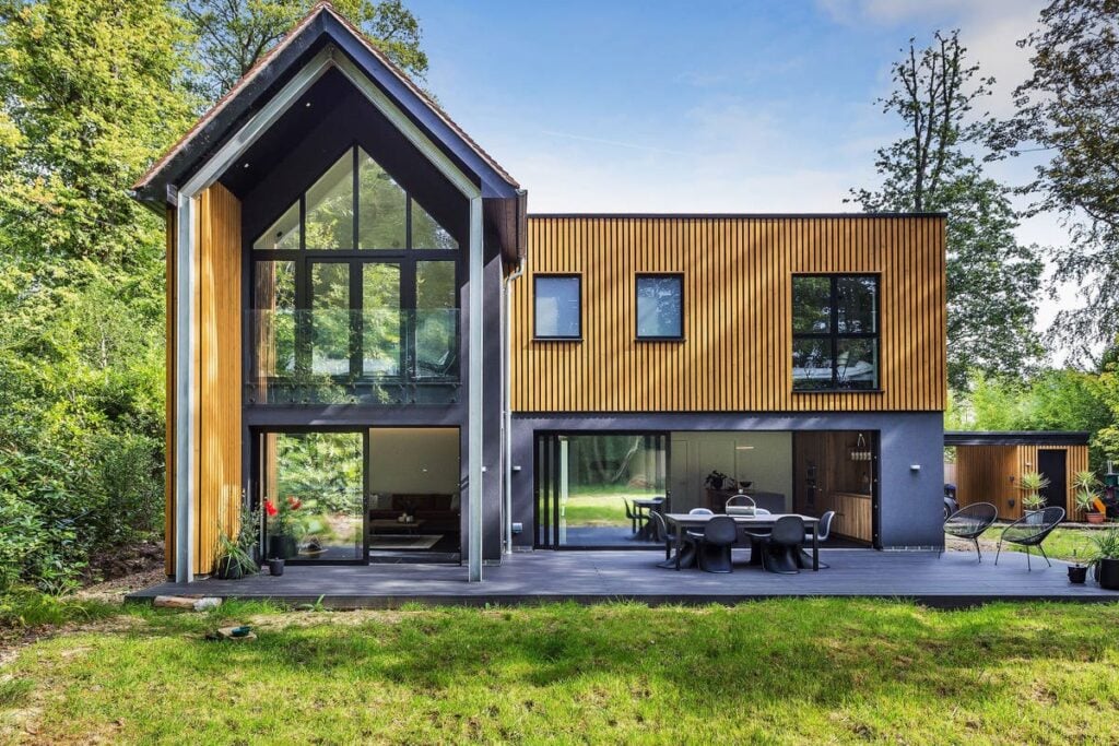 Desain Rumah Tingkat Separuh Belakang Skandinavia