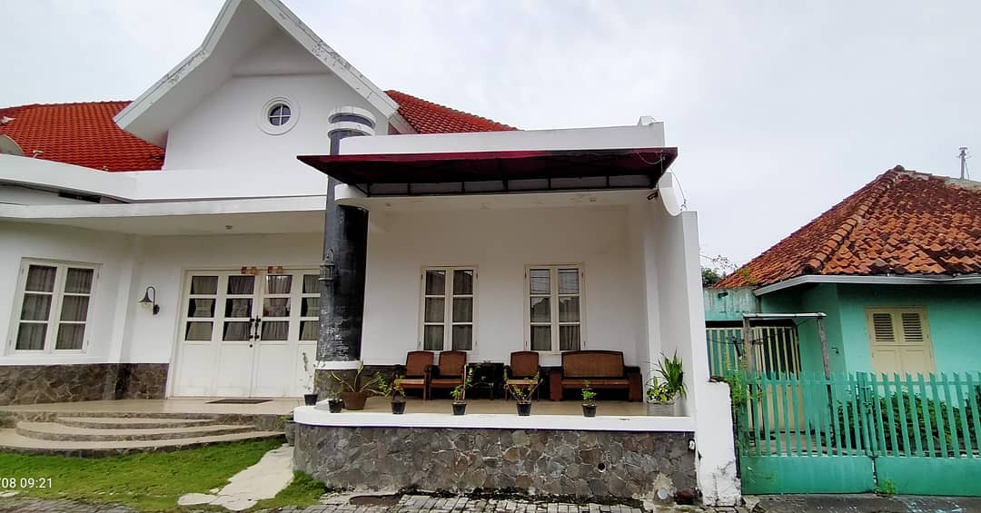 Rumah Jaman Dulu dengan Area Masuk Terbuka