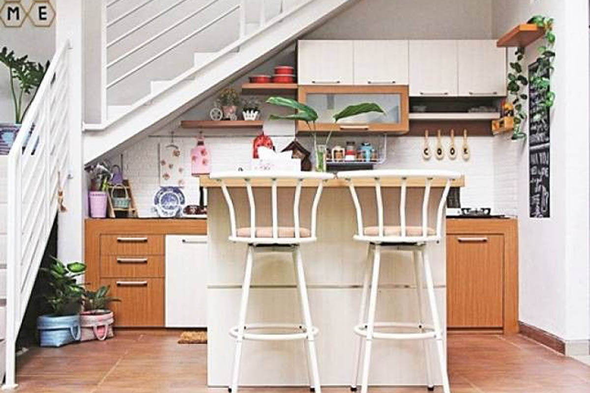 dapur terbuka di bawah tangga