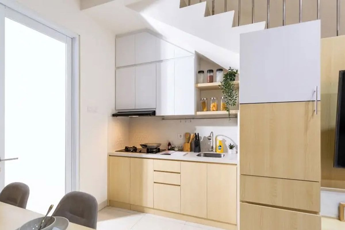 desain dapur japandi di bawah tangga