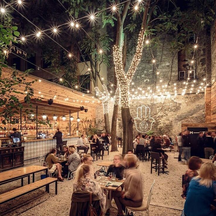 Desain Café Outdoor Halaman Rumah dengan Lampu Hias