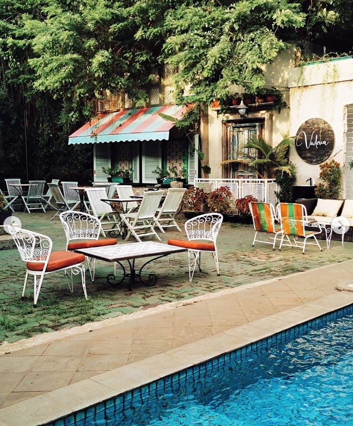 Desain Café Outdoor Halaman Rumah dengan Kolam Renang