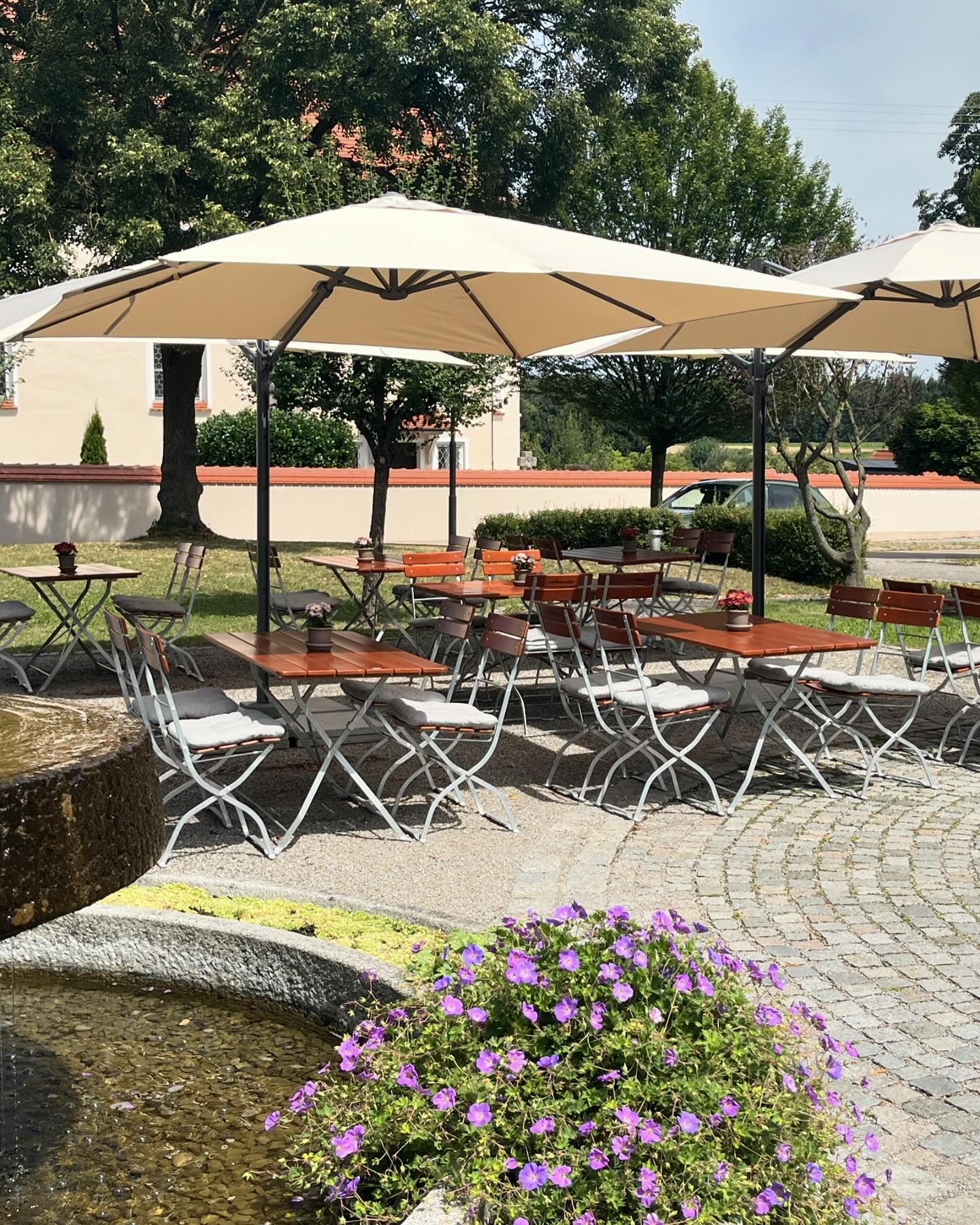 Desain Café Outdoor Halaman Rumah dengan Hiasan Bunga